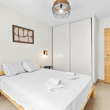 Villa 7 Min Walk To The Sea, Free Parking, 3 Ac, Garden