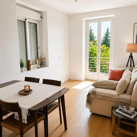 Apartment Charming 1-bedroom With Small Terrace, Fully Equipped