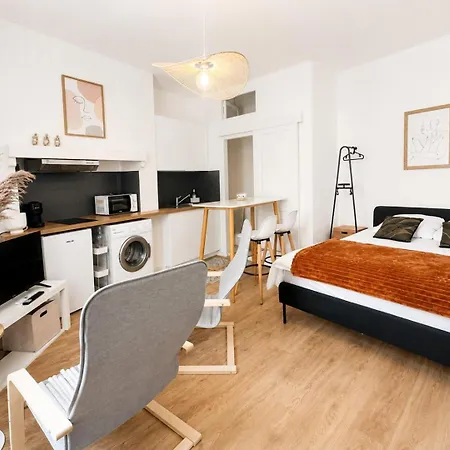 Renovated & Stylish In Old Town Apartment