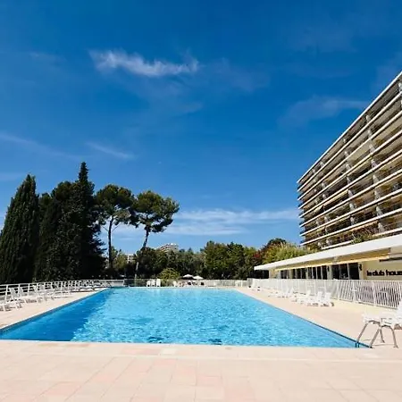 Apartment Spacieux Apparemment Dans De Luxe Avec Piscine