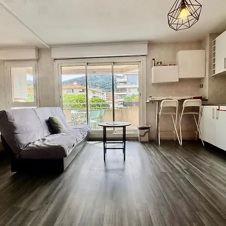 Bright With Terrace Near The Tram Apartment *