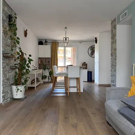 Beautiful 2-bedroom With Air Conditioning - Tram - Balconies - Quiet Apartment *