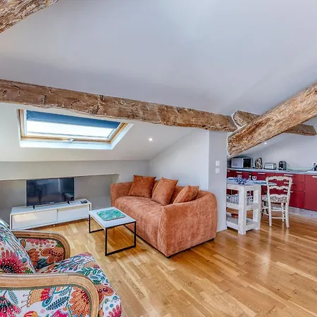 Location In Alcove 1 Bedroom & Terrace Apartment *