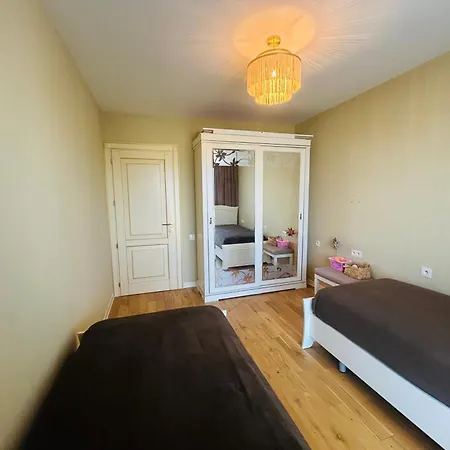Spacieux Apparemment Dans De Luxe Avec Piscine *