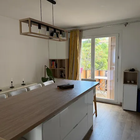 Beautiful 2-bedroom With Air Conditioning - Tram - Balconies - Quiet *