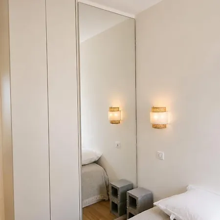 Apartment Charming 1-bedroom With Small Terrace, Fully Equipped Nice