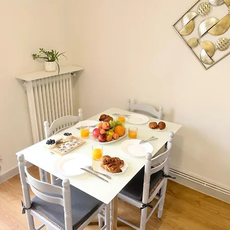 Bright Cozy Space With Balcony Center Within Walking Distance Apartment *