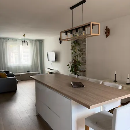 Beautiful 2-bedroom With Air Conditioning - Tram - Balconies - Quiet Nice