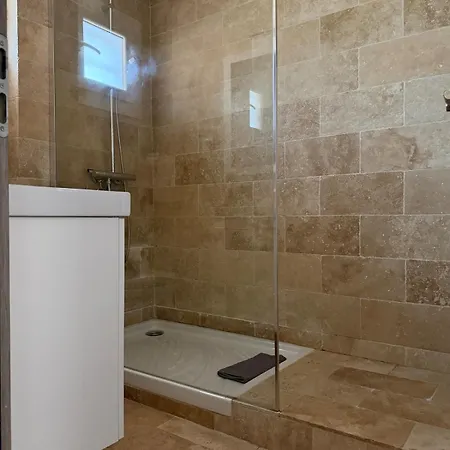 Beautiful 2-bedroom With Air Conditioning - Tram - Balconies - Quiet *