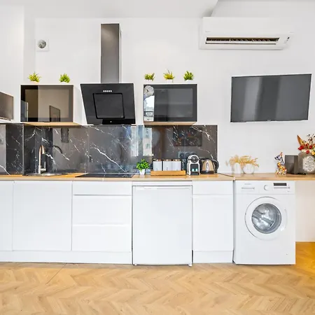 One Minute From Beach - Air Conditioning - 2 Bedrooms - Wifi - Kitchen - Parking Apartment *