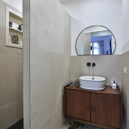 Cosy And Ideally Situated Near In Liberation