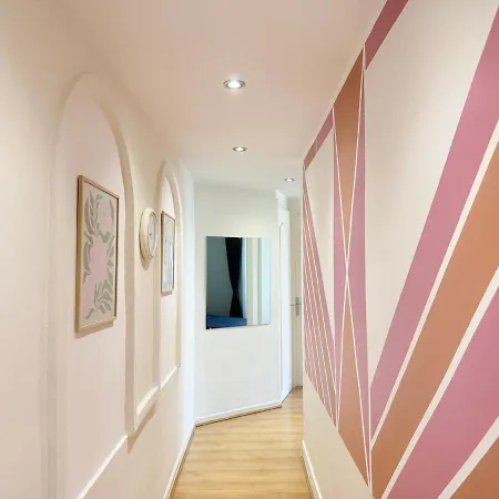 Bright Cozy Space With Balcony Center Within Walking Distance Apartment *