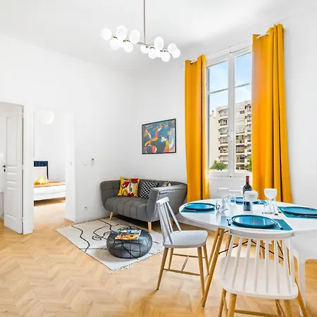 One Minute From Beach - Air Conditioning - 2 Bedrooms - Wifi - Kitchen - Parking
