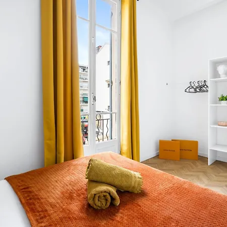 One Minute From Beach - Air Conditioning - 2 Bedrooms - Wifi - Kitchen - Parking Apartment *