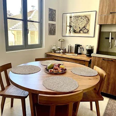 Carre Dorelegant 2 Br Apartment *