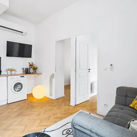 One Minute From Beach - Air Conditioning - 2 Bedrooms - Wifi - Kitchen - Parking Nice