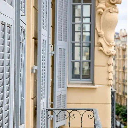 Apartment Carre Dorelegant 2 Br Nice