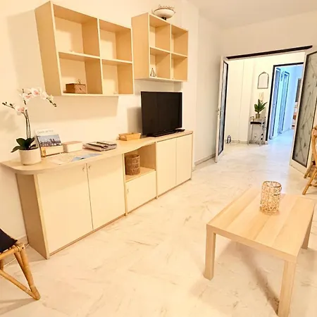 Sea View, Promenade Des Anglais, 180 Degree Balcony, 4 People Apartment *