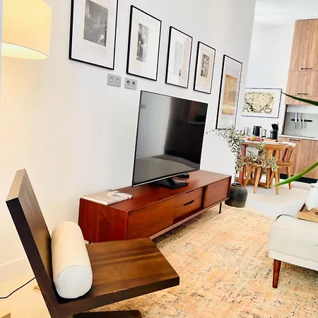 Carre Dorelegant 2 Br Apartment *