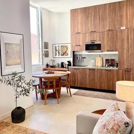 Carre Dorelegant 2 Br Apartment *