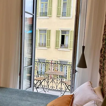 Carre Dorelegant 2 Br Apartment