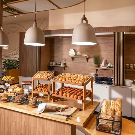 Novotel Arenas Aeroport Hotel 4*