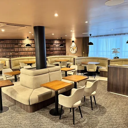 Hotel & Monsigny