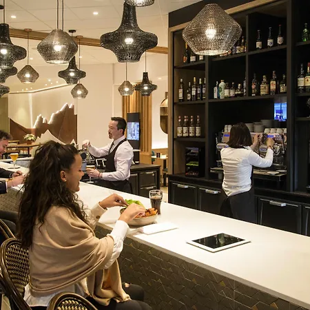 Novotel Arenas Aeroport 4*