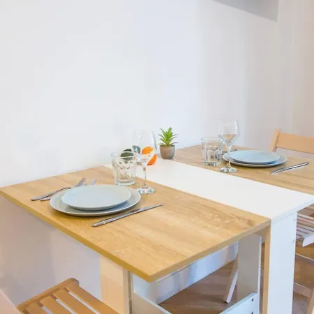 - - Superbe Avec Balcon - Centre - - Appartement *