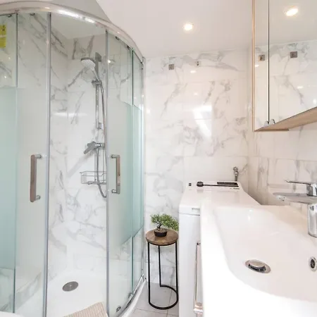 Appartement - - Superbe Avec Balcon - Centre - - *
