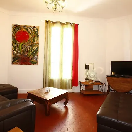 Le Marche Du Port Apartment