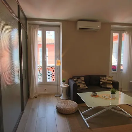 Deux Pieces Sur Le Port De Nice