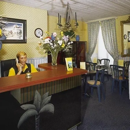 Auberge de jeunesse Meyerbeer - And *