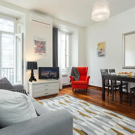 Port Area - Modern Apt With Parquet Floor