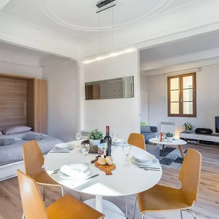 Le Rossetti B. - Modern, Long Balcony, Old Town Apartment *