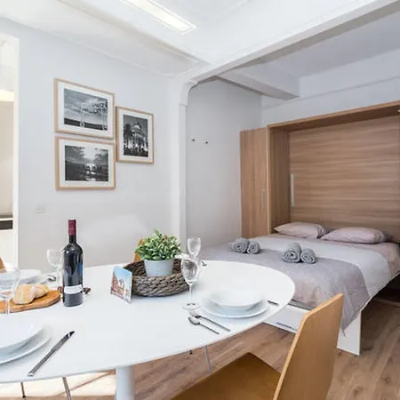 Le Rossetti B. - Modern, Long Balcony, Old Town Apartment Nice