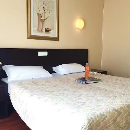 Ambassador, Completely Renovated Nice
