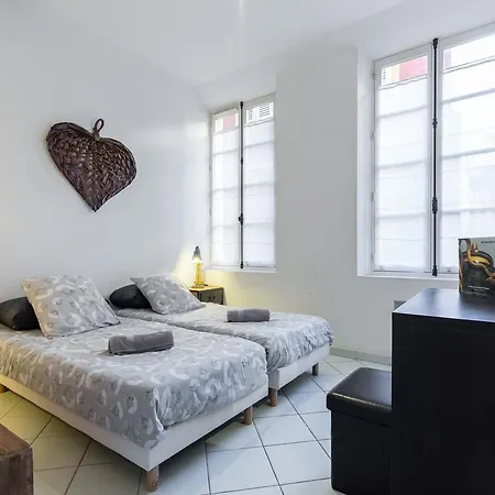 Ste Reparate F4 Moderne, Design, Place Rossetti, Heart Old Town