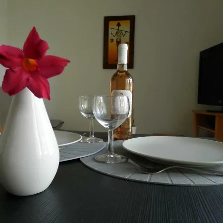 Appartement Les Pins . 2 P Calme Et Terrasse *