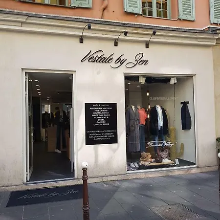 Studette En Plein Cœur Du Vieux Nice