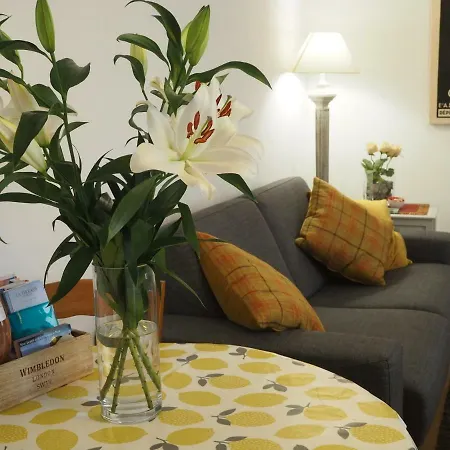 2 Bedroom Old Town Centre Apartment *