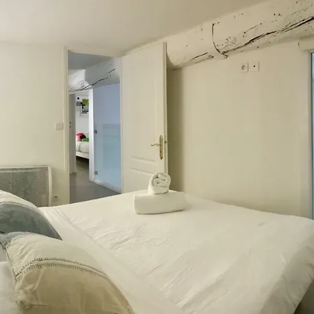 Duplex In The Heart Of The Old Town 2bdrs Apartment *
