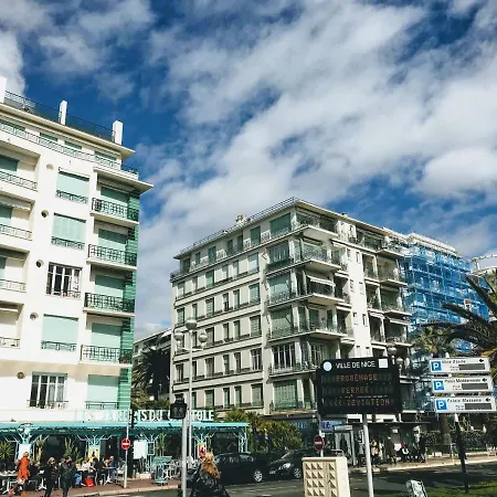 - Promenade Des *