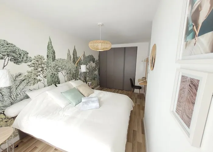 Sunny And Calm 2 Bed Apartment Place Du Pin