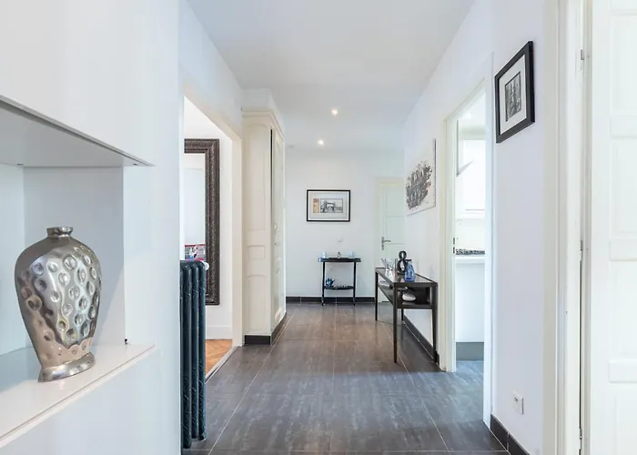 2 Bdr 105M2 Classy Near Garibaldi Tram With Garage