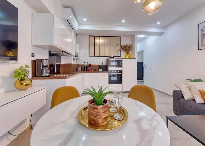 Chic & Cosy Appartment In Hyper Center, Parking Free & Air Conditioned & Wifi