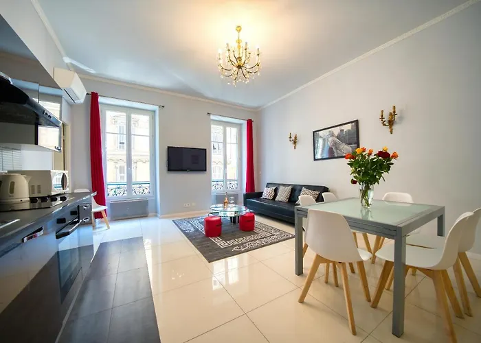 Lusso 5 Beds Central Apartment