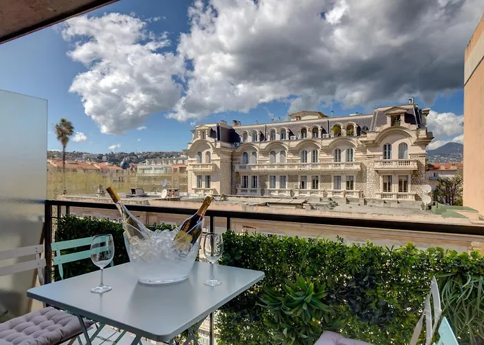 Friendly & Designed Apartment In The Golden Square