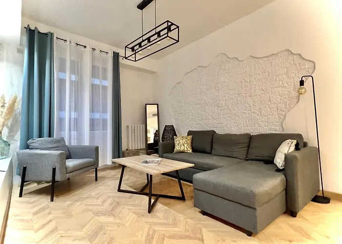 Gorgeous 2 Bedrooms Apt Great Kitchen, City Center