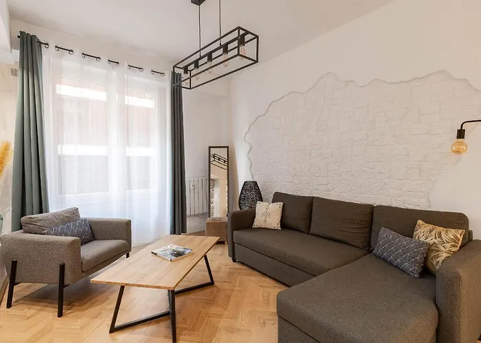 Decorated 2 Bedrooms Air Conditionning, City Center